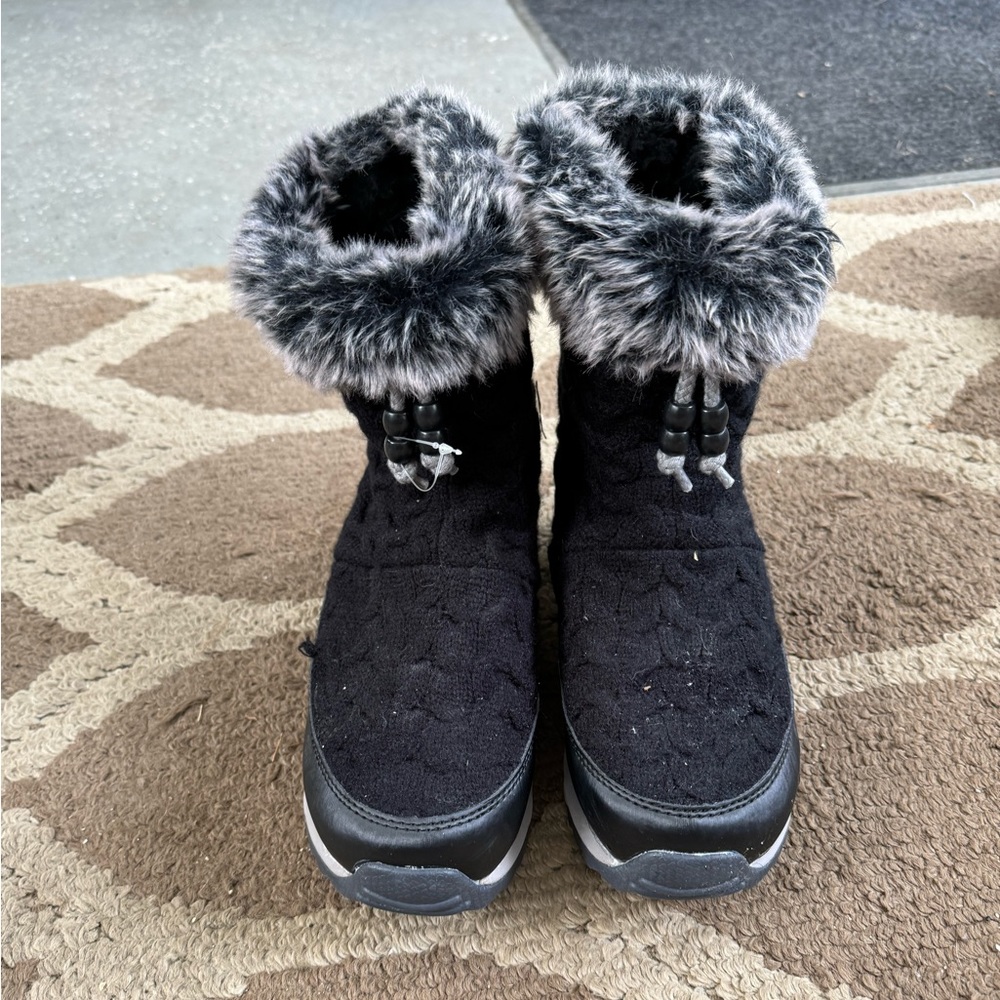 Black fuzzy snow boots